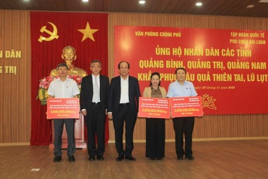 Lãnh đạo Văn phòng Chính phủ trao 6 tỷ đồng hỗ trợ 3 tỉnh miền Trung