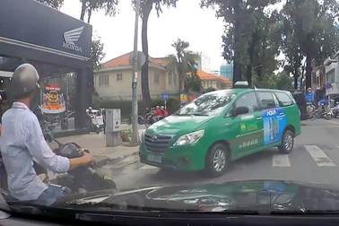 Đừng chỉ biết đổ lỗi tắc đường cho xe máy, hãy xem ôtô đi như thế nào