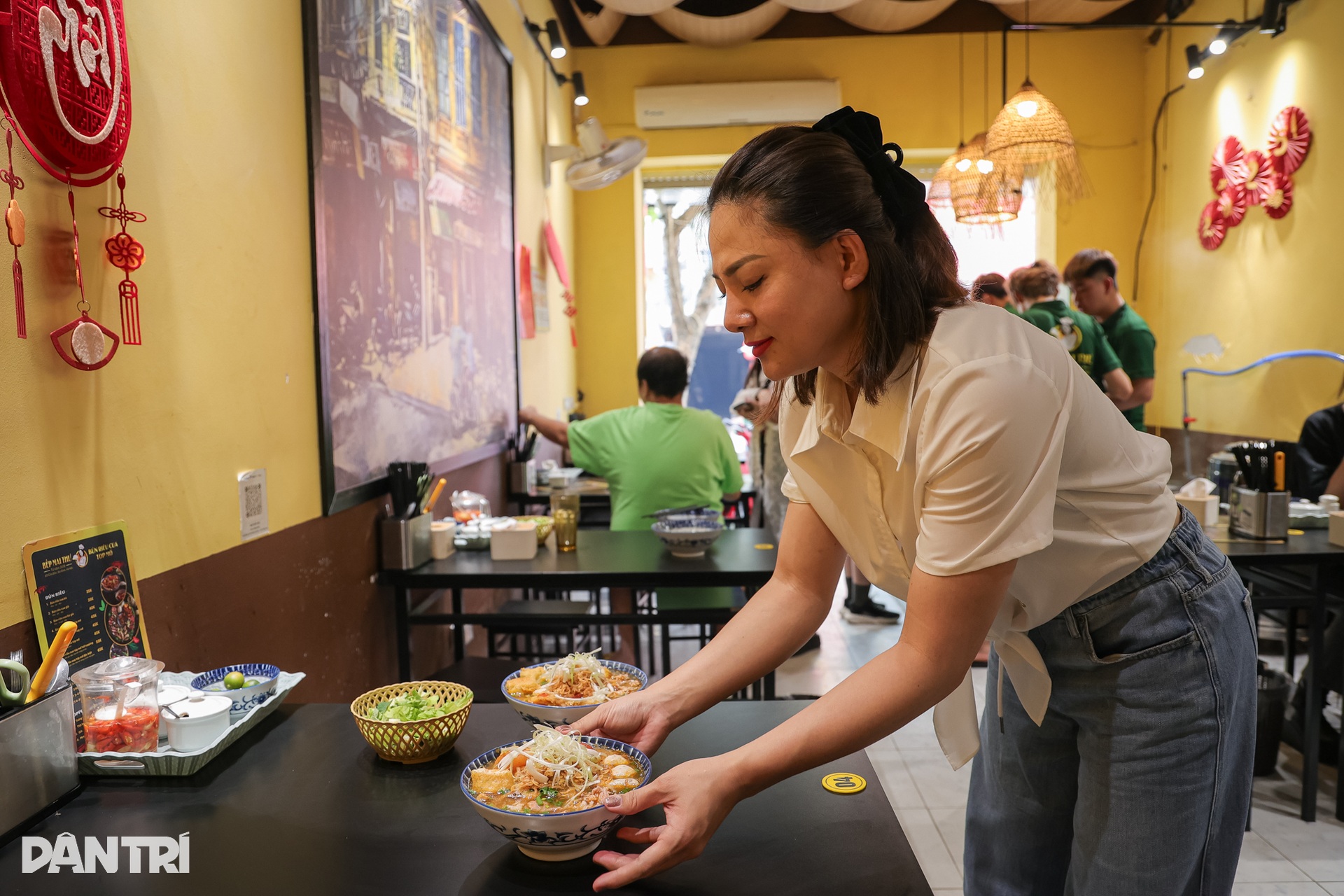 Lệ Quyên mê mẩn quán bún riêu Hà Nội, thường xuyên ghé mỗi dịp ra Bắc - 5