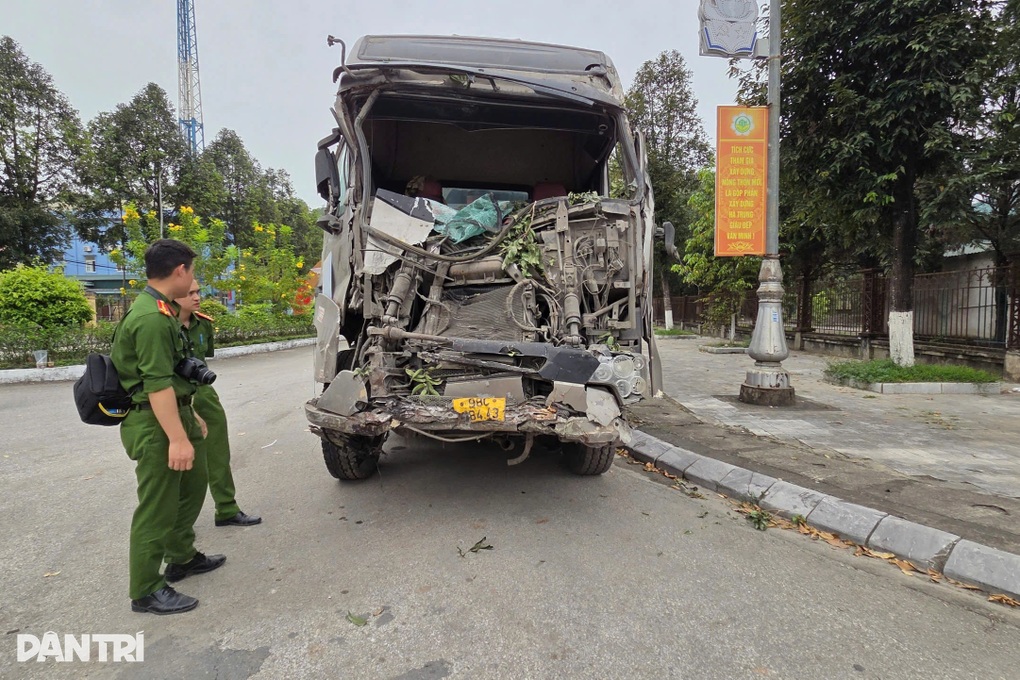 Vụ ô tô tông liên hoàn: Sau tiếng rầm, thấy vài người nằm dưới đường - 2 Vụ ô tô tông liên hoàn: Sau tiếng rầm, thấy vài người nằm dưới đường - 2