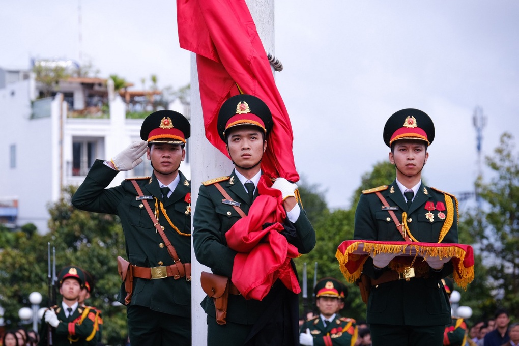 Gia Lai thực hiện nghi lễ treo cờ rủ tại quảng trường Đại Đoàn Kết - 2 Gia Lai thực hiện nghi lễ treo cờ rủ tại quảng trường Đại Đoàn Kết - 2