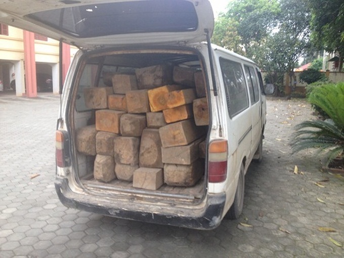 Bắt “nữ quái” lái xe ô tô 2 biển vận chuyển gỗ lậu