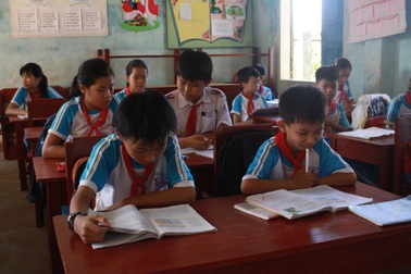 Thay bàn ghế mới, học sinh vẫn “khổ sở”