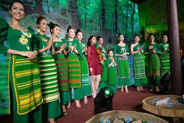 Ca sĩ Nathan Lee, Quang Hà hội ngộ dàn người đẹp