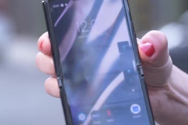 Đọ độ bền Galaxy Z Flip và Motorola Razr khi thả rơi tự do