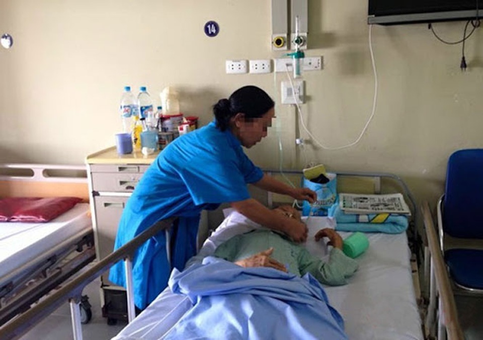 Nhọc nhằn nghề “ô sin” bệnh viện - 2 Nhọc nhằn nghề “ô sin” bệnh viện - 2
