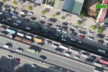 Người dân trở lại Hà Nội sau nghỉ lễ, các tuyến đường cửa ngõ ùn tắc cục bộ