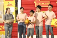 Hai con của Lâm Vỹ Dạ mang heo đất tiết kiệm giúp đỡ hoàn cảnh khó khăn
