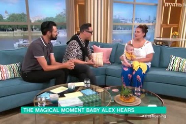 Cậu bé Alex xuất hiện trong chương trình truyền hình