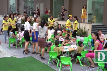 Trẻ tự vẽ mặt nạ giấy, làm đèn ông sao đón Trung thu