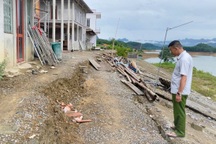 Xóm "chạy" sạt lở ở Hòa Bình