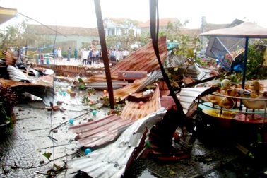 Lốc xoáy phá tan trường mầm non và hàng chục nhà dân