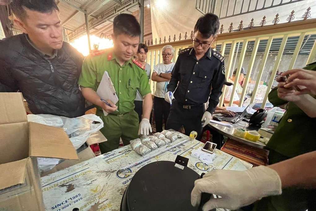 Ngụy trang cái chết trắng thành giò chả, bao cà phê để đưa qua biên giới - 1 Ngụy trang cái chết trắng thành giò chả, bao cà phê để đưa qua biên giới - 1