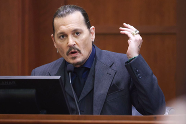 Vừa thắng kiện Amber Heard, Johnny Depp lại bị đòi bồi thường gần 2 tỷ đồng