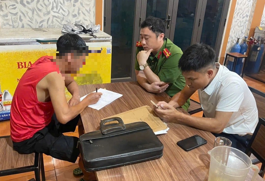 Hai đối tượng chở đàn lợn nhiễm dịch tả lợn châu Phi đi tiêu thụ - 2 Hai đối tượng chở đàn lợn nhiễm dịch tả lợn châu Phi đi tiêu thụ - 2