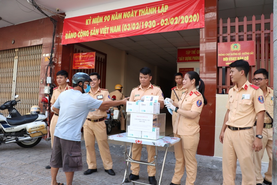 CSGT TPHCM phát khẩu trang miễn phí cho người dân phòng bệnh Corona - 4 CSGT TPHCM phát khẩu trang miễn phí cho người dân phòng bệnh Corona - 4