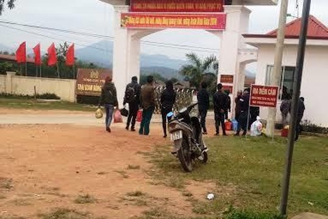 Nước mắt người thân trước cổng trại giam ngày giáp Tết