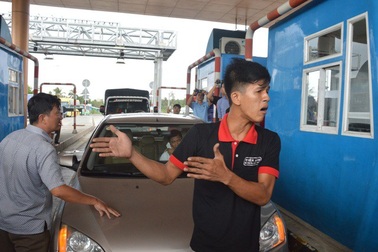 Tài xế không chịu mua vé, BOT Sóc Trăng "vỡ trận"
