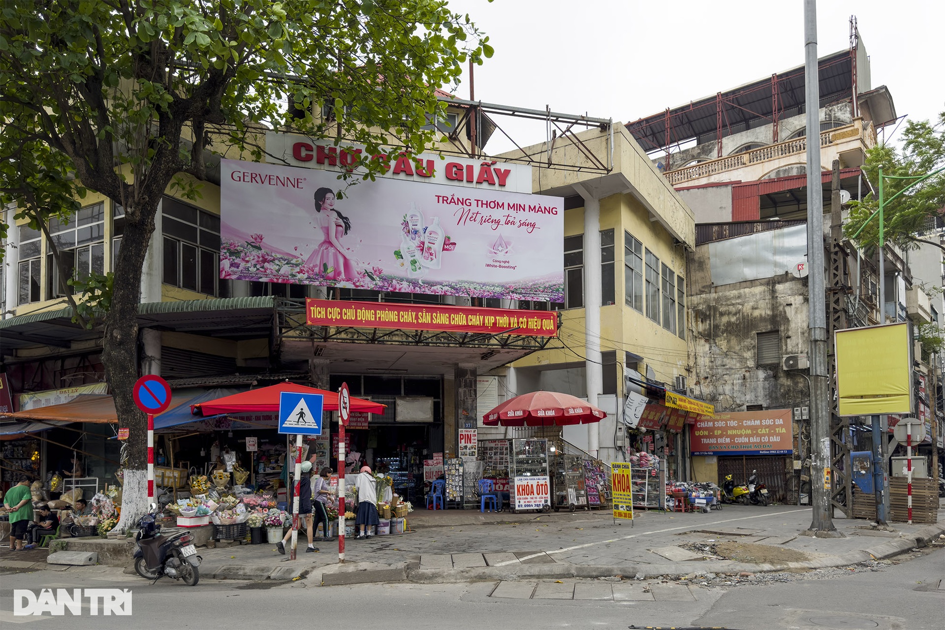 Hà Nội: Nhiều chợ truyền thống sập xệ xuống cấp, chợ kiểu mới ế ẩm - 5 Hà Nội: Nhiều chợ truyền thống sập xệ xuống cấp, chợ kiểu mới ế ẩm - 5