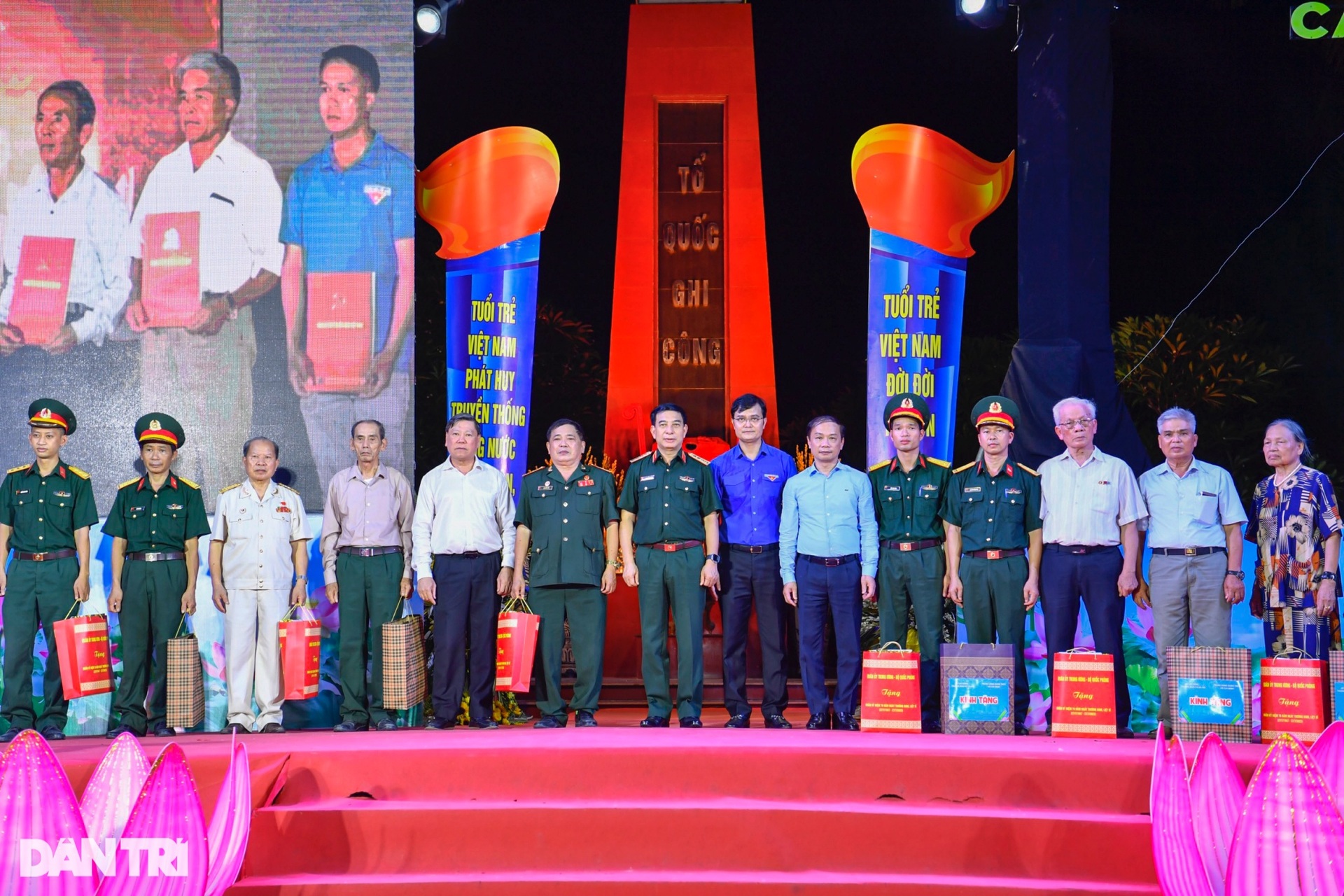 Bộ trưởng Quốc phòng Phan Văn Giang tri ân các anh hùng liệt sĩ tại Hà Nội - 3 Bộ trưởng Quốc phòng Phan Văn Giang tri ân các anh hùng liệt sĩ tại Hà Nội - 3