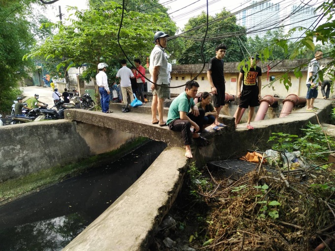 Hiện trường vụ cháy làm 8 người chết tại Hà Nội: Người mẹ gào khóc ngồi đợi nhận thi thể con trai - Ảnh 3. Hiện trường vụ cháy làm 8 người chết tại Hà Nội: Người mẹ gào khóc ngồi đợi nhận thi thể con trai - Ảnh 3.