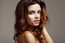 "Tôi khổ tâm vì vớ phải cô bạn gái thích khoe thân"