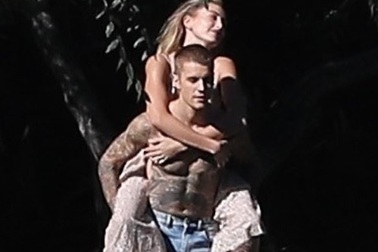 Vợ chồng Justin Bieber tình tứ trong buổi chụp hình