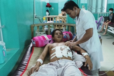 Anh trai tử vong vì đá đè, em trai nguy kịch vì ngã giàn giáo