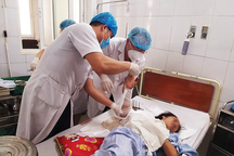 Người phụ nữ bị máy cắt gạch chém lìa cánh tay phải