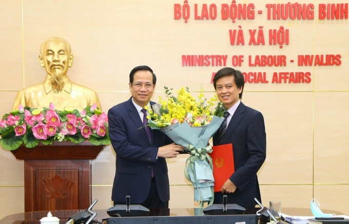 Bộ trưởng Đào Ngọc Dung trao Quyết định giao ông Lê Khánh Lương làm Quyền Vụ trưởng Vụ Bình đẳng giới.