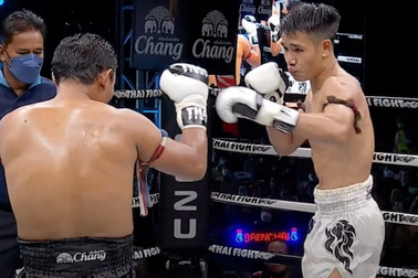 Doãn Long đấu "thần cước" Saenchai, suýt hạ đo ván tượng đài người Thái
