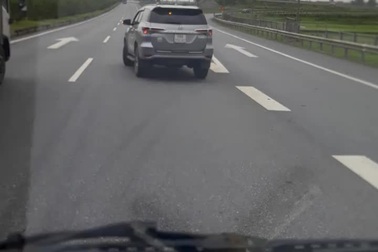 Thêm trường hợp xe đi lùi trên cao tốc vì đi quá điểm ra