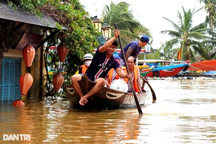 Bất chấp lũ lụt, du khách vẫn đổ về tham quan phố cổ Hội An