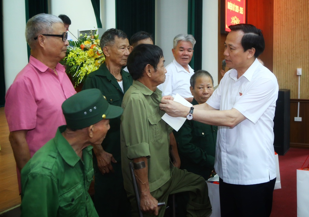 Bộ trưởng Bộ LĐ-TBXH tặng quà người có công, người nghèo - 2 Bộ trưởng Bộ LĐ-TBXH tặng quà người có công, người nghèo - 2