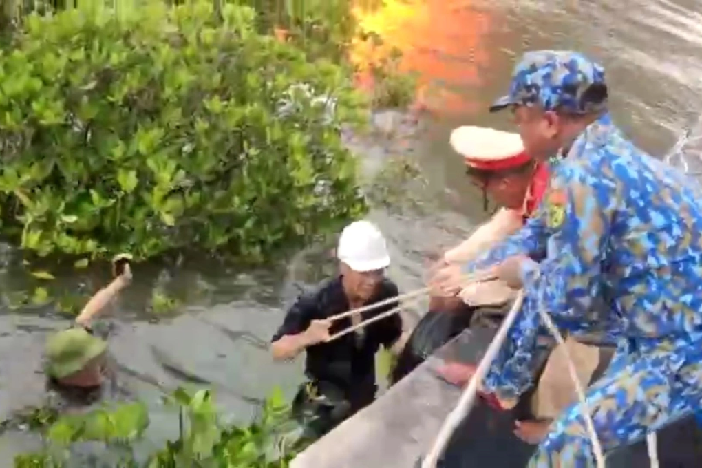 6 thuyền viên thoát nạn khi tàu du lịch bốc cháy trên biển Hải Phòng - 2 6 thuyền viên thoát nạn khi tàu du lịch bốc cháy trên biển Hải Phòng - 2