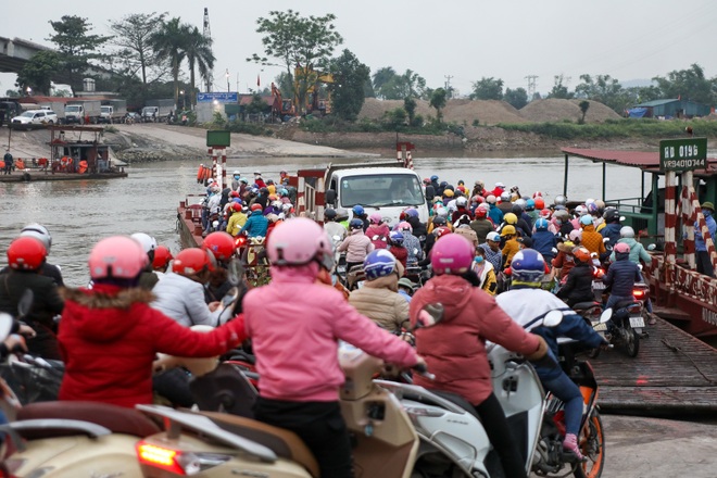 Hải Dương: Hàng ngàn người ùn ùn đợi phà giữa thời dịch Covid-19 - 12 Hải Dương: Hàng ngàn người ùn ùn đợi phà giữa thời dịch Covid-19 - 12