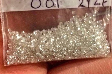 Quấn 11.500 viên kim cương lên người để buôn lậu