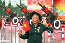 Những người lính tuổi 18 hành quân xuyên rừng, nay xuyên đêm ngắm hòa bình