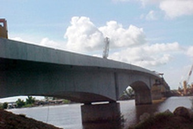 Thuê taxi đi ngắm cầu rồi nhảy sông tự tử 