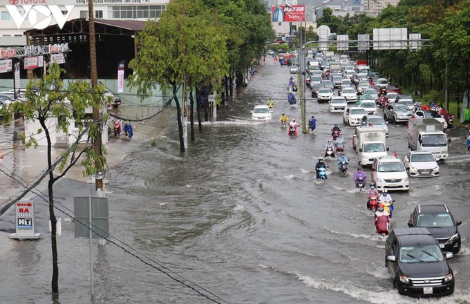 Vùng áp thấp gây mưa lớn kéo dài ở Trung Bộ - Ảnh 1.