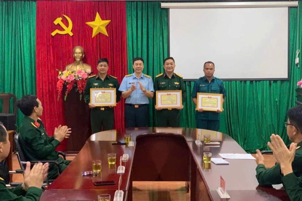 Người dân Đắk Lắk được cảm ơn do nỗ lực tìm kiếm máy bay Yak-130 - 1 Người dân Đắk Lắk được cảm ơn do nỗ lực tìm kiếm máy bay Yak-130 - 1