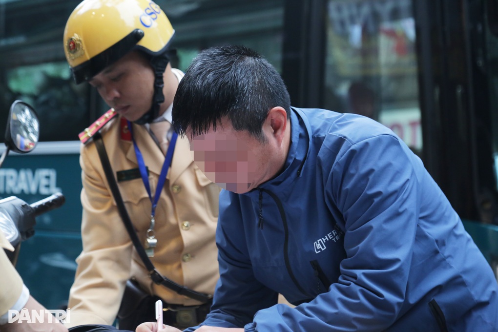 Cảnh sát xử phạt hàng loạt tài xế ô tô trên 16 chỗ đi vào phố cổ Hà Nội - 2 Cảnh sát xử phạt hàng loạt tài xế ô tô trên 16 chỗ đi vào phố cổ Hà Nội - 2