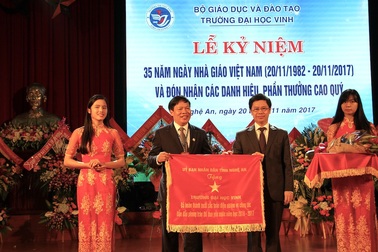 Trường Đại học Vinh nhận cờ thi đua xuất sắc toàn diện nhân kỷ niệm 20/11
