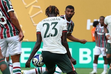 Trọng tài bẻ còi từ chối phạt đền gây phẫn nộ trong chiến thắng của Chelsea