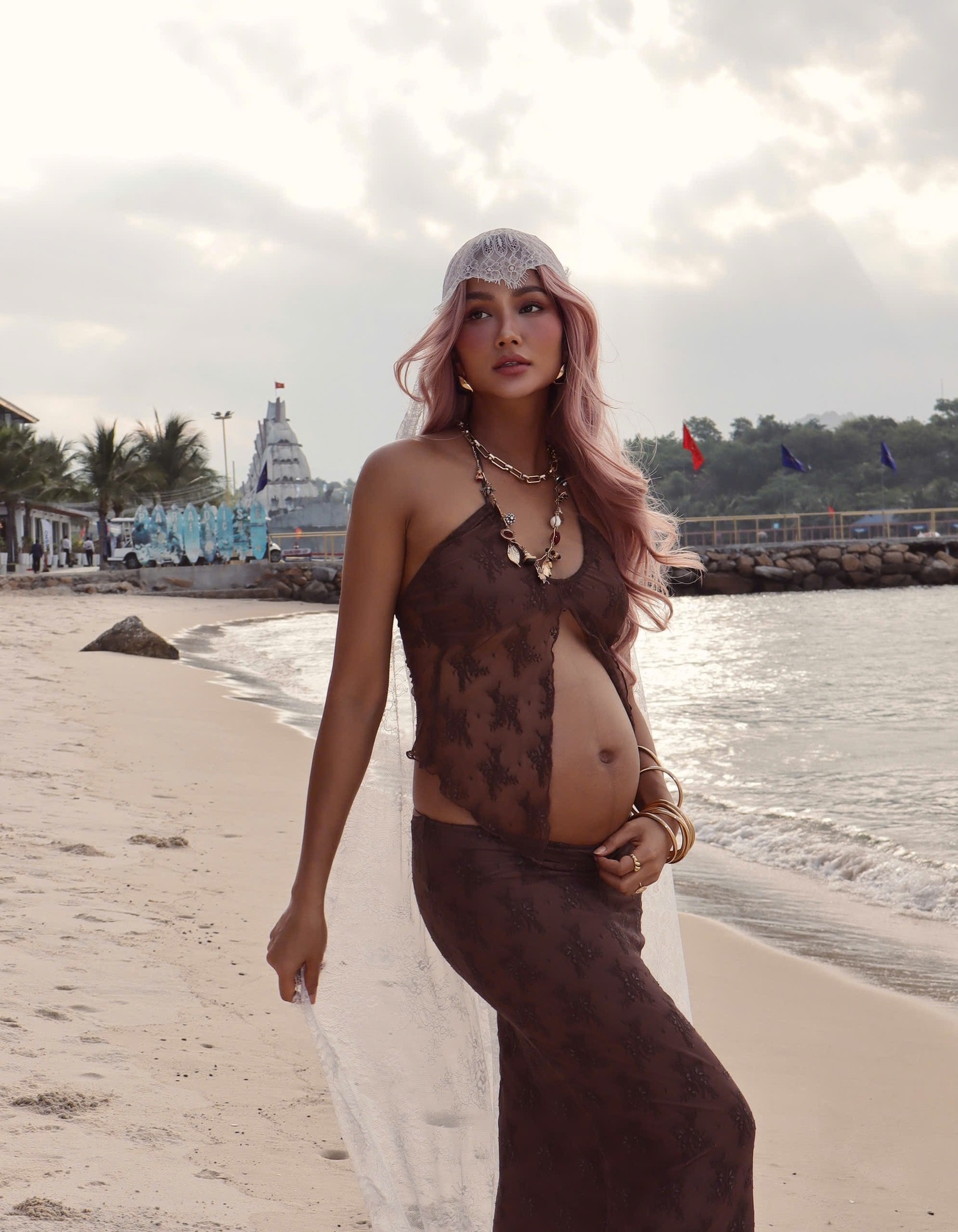 H’Hen Niê và Tuyết Lan: Cuộc đọ sắc mẹ bầu sành điệu nhất showbiz - 5 H’Hen Niê và Tuyết Lan: Cuộc đọ sắc mẹ bầu sành điệu nhất showbiz - 5