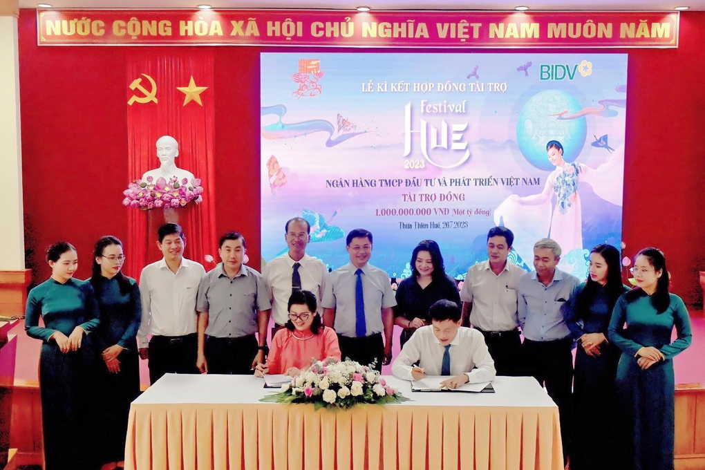 Áo dài Huế - chuyện kể từ dòng sông - Dấu ấn về nội dung, cách tổ chức - 5 Áo dài Huế - chuyện kể từ dòng sông - Dấu ấn về nội dung, cách tổ chức - 5