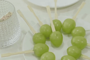 Người trẻ không đi xem pháo hoa, rủ nhau chui xuống gầm bàn ăn 12 trái nho