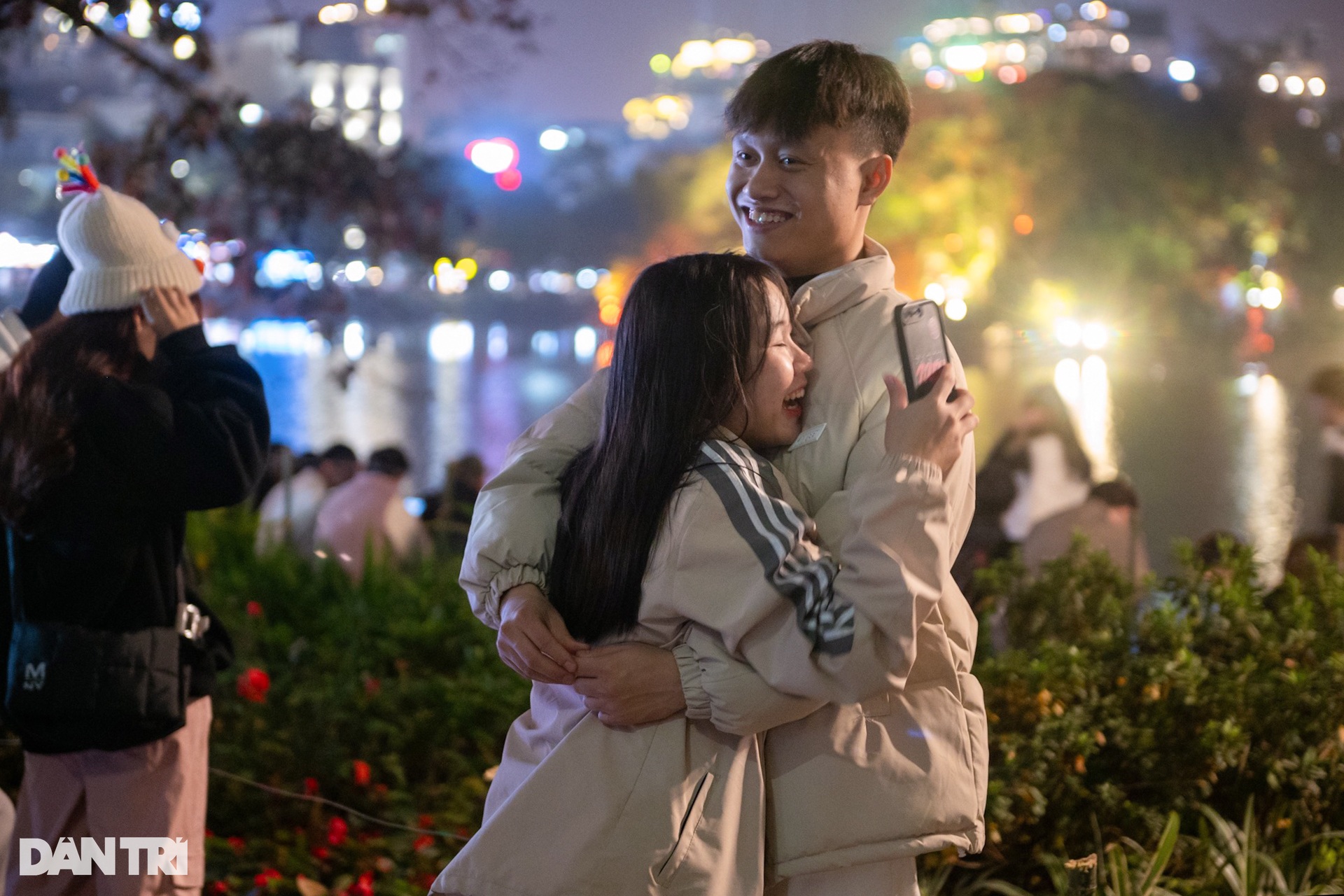 Khoảnh khắc người dân trên cả nước hân hoan đón chào năm mới 2024 - 7