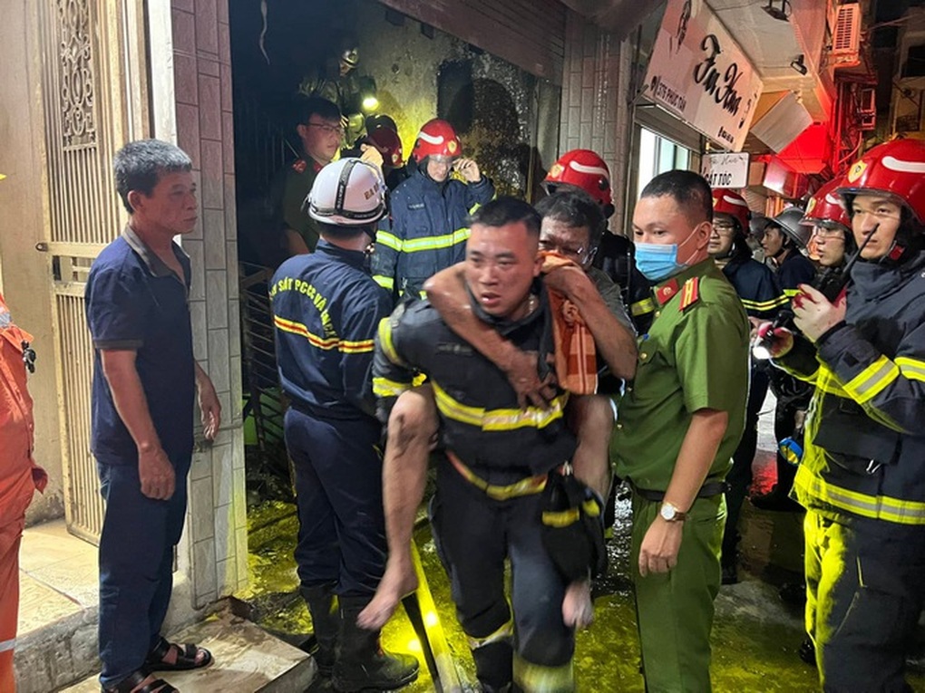 Chiến sĩ cảnh sát kể khoảnh khắc lao vào đám cháy cõng người mắc kẹt - 1 Chiến sĩ cảnh sát kể khoảnh khắc lao vào đám cháy cõng người mắc kẹt - 1