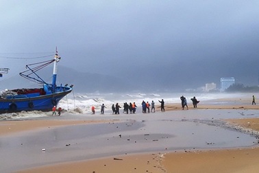 Biển động dữ dội nhấn chìm 23 bè cá của người dân Lý Sơn